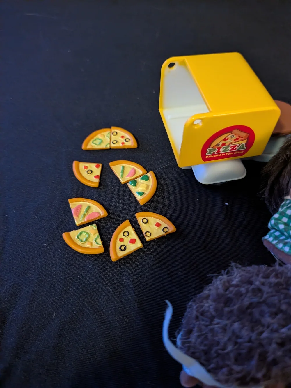 Sylvanian Family Calico Critters hedgehog And Baby Pizza Moped Mini Pizza Slices
